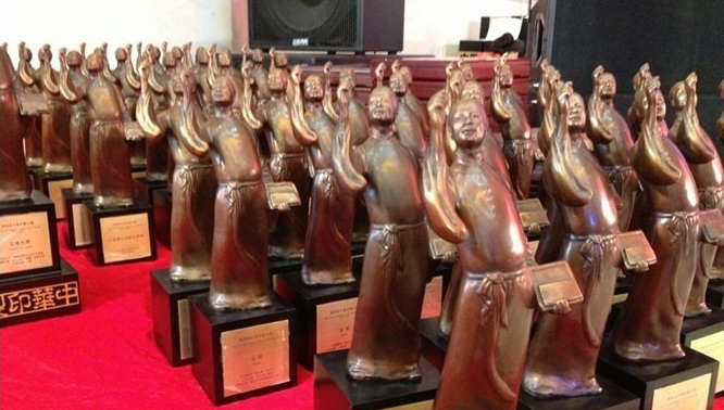 精致的獎(jiǎng)杯